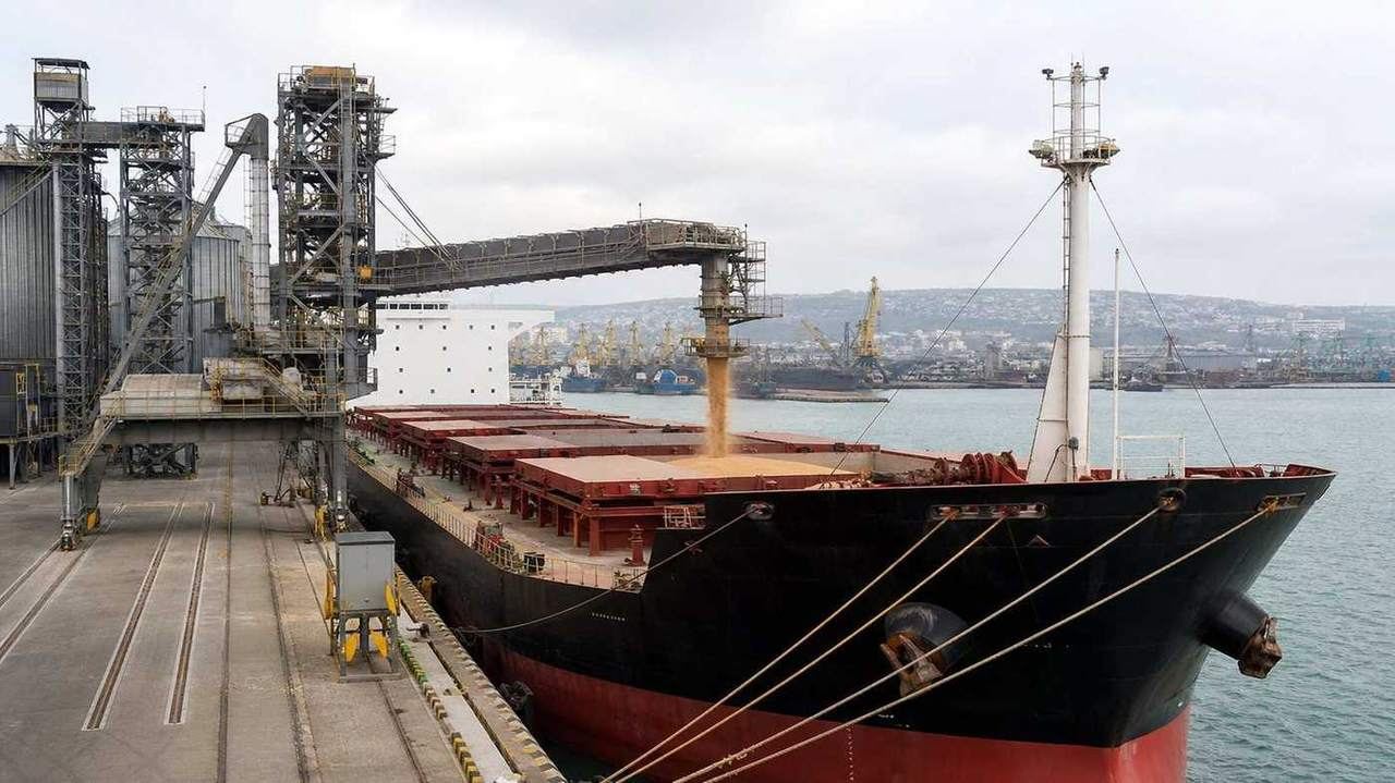 Bulk grain terminal with storage silos at an export port